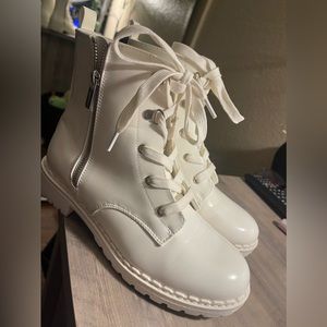 White shoe dazzle boots size 7.5
